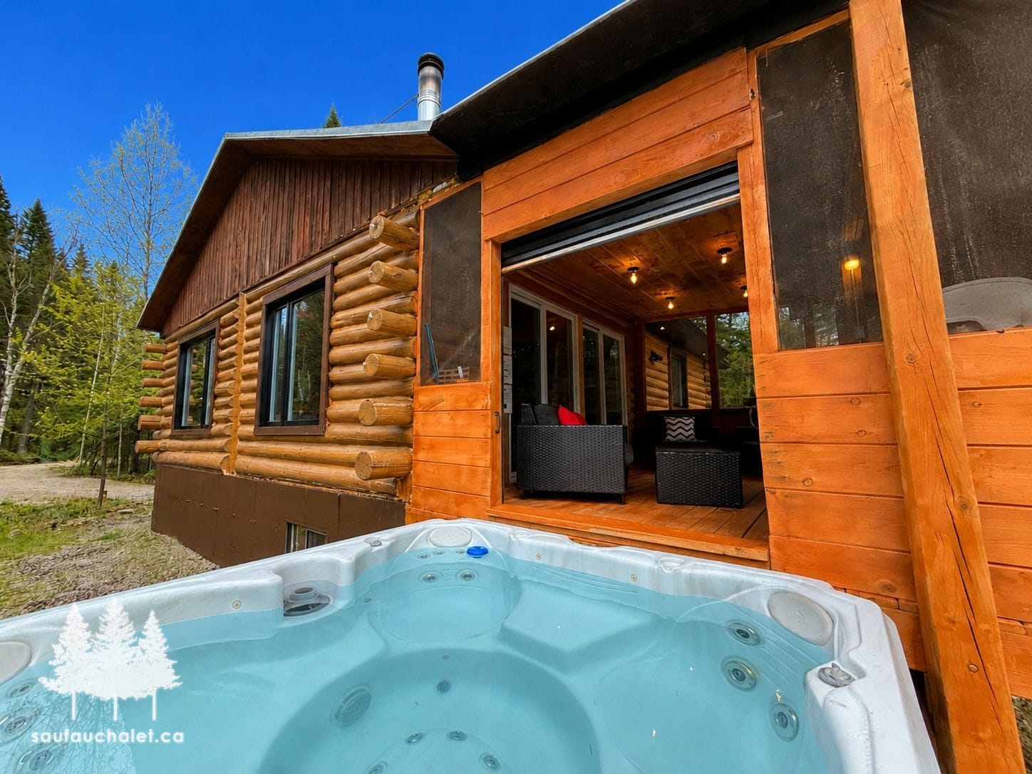 Spa, coin feu & détente extérieure — chalet Le Ruisseau, Mandeville