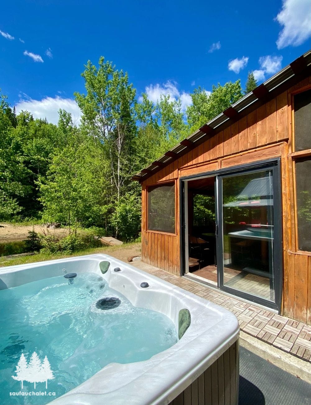 Spa, coin feu & détente extérieure — chalet Le Bois rond, Mandeville