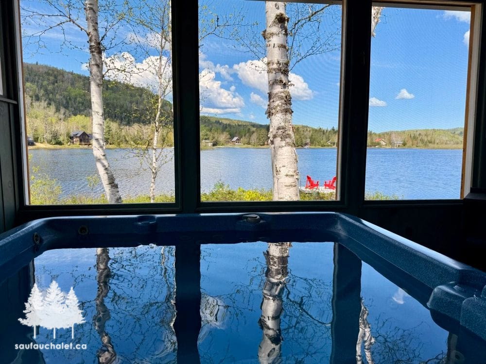 Spa, coin feu & détente extérieure — chalet Le Héron, Mandeville